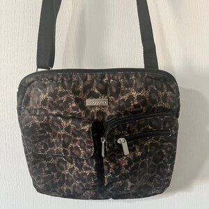 Baggallini Crossbody Canyon Bag Leopard Cheetah Print Purse